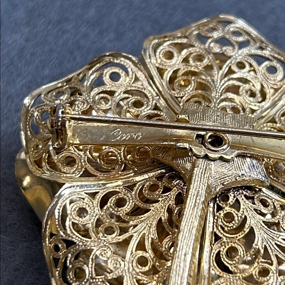 1950s vintage Oversized Coro flower brooch gold filigree petals with faux pearls - Picture 6 of 8
